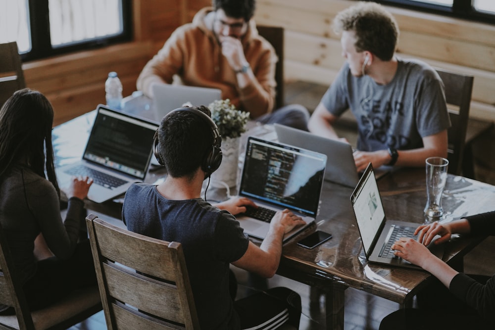 Equipo de OPTIMIZAME trabajando en un proyecto